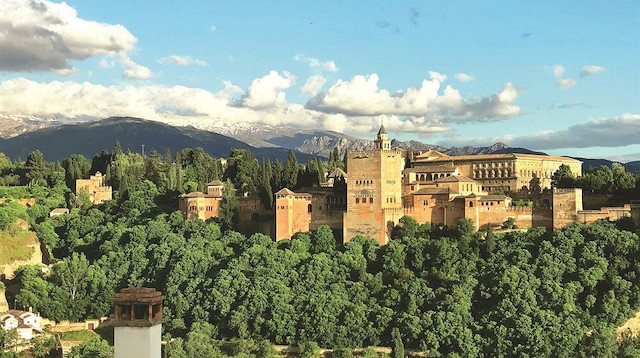 İspanya'daki yaklaşık 2 milyon Müslüman nüfusun 36 bini Granada'da yaşıyor.