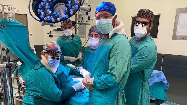 Prof. Dr. Oğuz Basut ayağındaki serumla ameliyata devam etti.