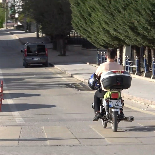 Kırıkkalede motosiklet sürücüsü kaskı başına değil koluna taktı