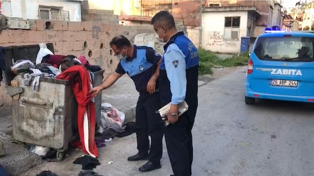 Mersin zabıtasının bayrak hassasiyeti: Türk bayrağını çöpte bırakmadılar