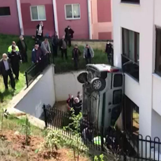 Düzcede trafik kazasında yoldan çıkan araç apartman boşluğuna düştü: 2 yaralı