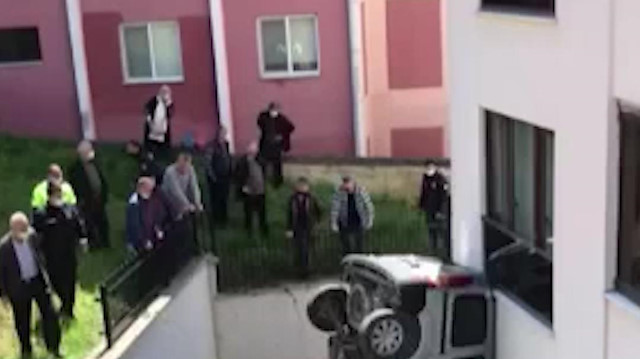 Düzce'de trafik kazasında yoldan çıkan araç apartman boşluğuna düştü: 2 yaralı