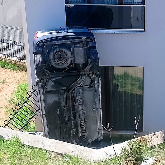 Düzcede apartmanın bahçesine uçan otomobil, bina duvarına çarparak dik durdu