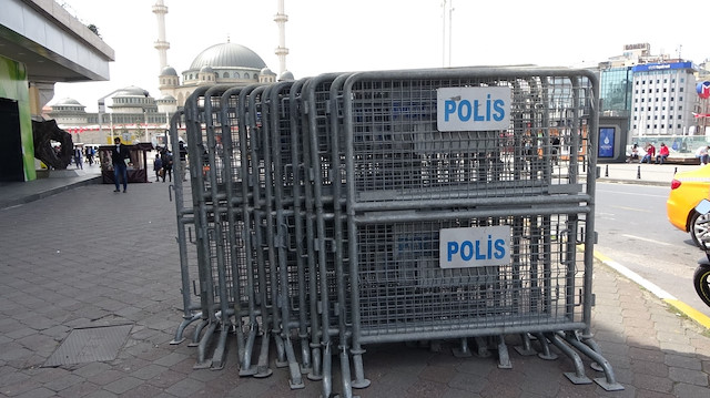 Taksim'e getirilen polis bariyerleri
