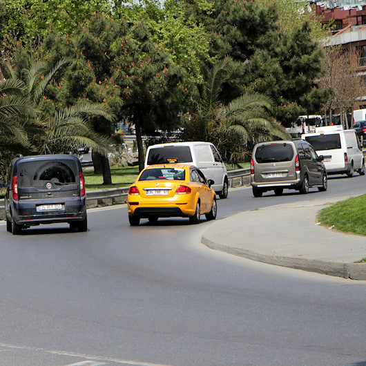 Şişlide yoğunluktan kaçmak için geri geri giden sürücüler trafiği alt üst ettiler