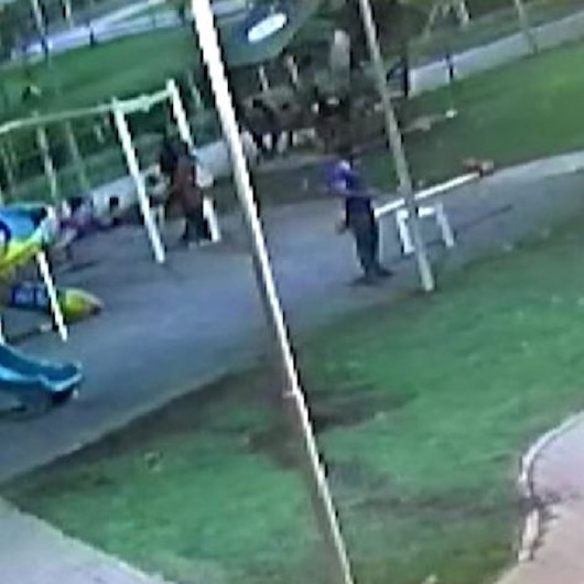 Şanlıurfada çocukların üzerine çıktığı kamelyanın çökme anı kamerada