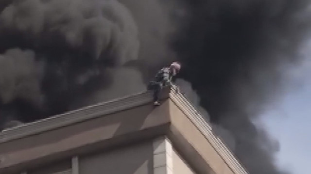 Mahsur kalan vatandaşın çatıdan atlama anı kameraya yansıdı.