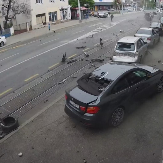 Hırvatistanın başkenti Zagrebde kontrolden çıkan araç park halindeki otomobillere çarptı, yayalar kıl payı kurtuldu