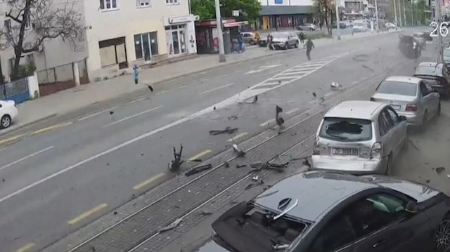 Hırvatistan'ın başkenti Zagreb'de kontrolden çıkan araç park halindeki otomobillere çarptı, yayalar kıl payı kurtuldu