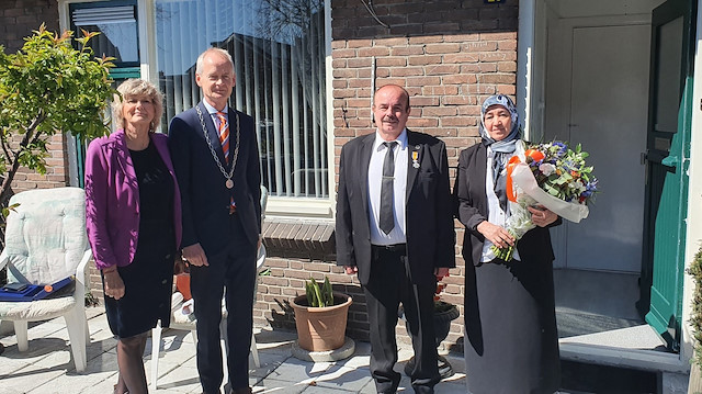 Belediye Başkanı Niek Meijer, Asal ailesine verdikleri hizmetlerden dolayı bir buket çiçek takdim etti. 