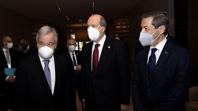 BM Genel Sekreteri Antonio Guterres (solda) ve Kuzey Kıbrıs Türk Cumhuriyeti (KKTC) Cumhurbaşkanı Ersin Tatar (sağ 2)