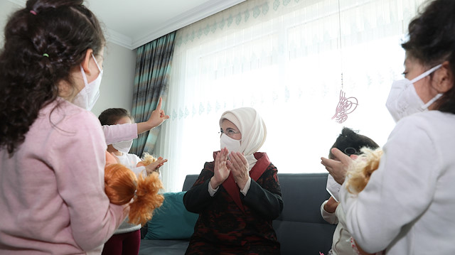 Emine Erdoğan çocuklarla oyun oynadı. 