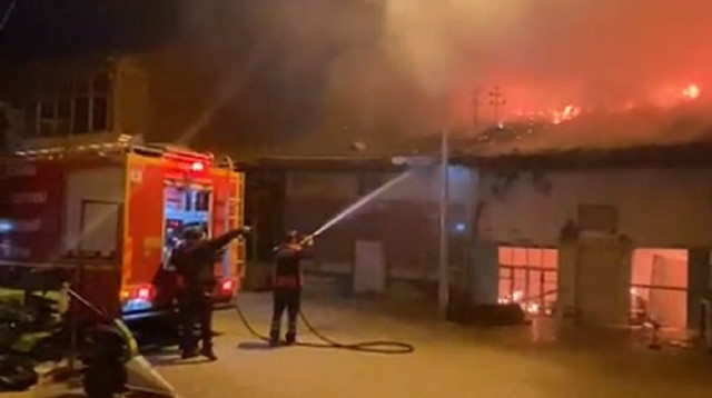 Çorum'da demirciler çarşısında 4 iş yeri küle döndü