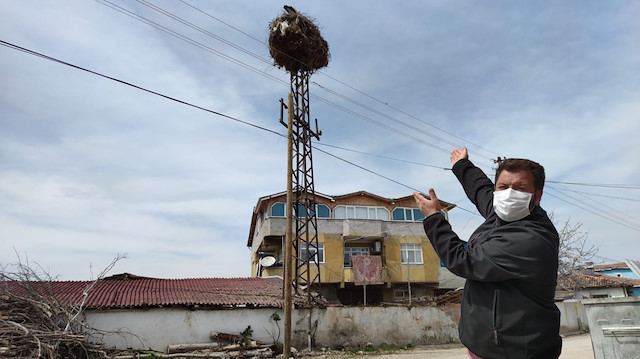 Köylüler, leyleklerin geliş gidiş durumuna göre tarla işlerini yapıyor