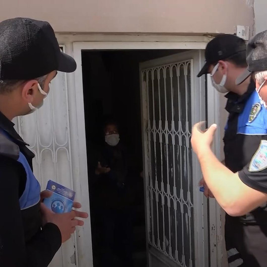 Polis ekipleri maske cezası dolandırıcılığına karşı vatandaşları kapı kapı dolaşıp uyardı