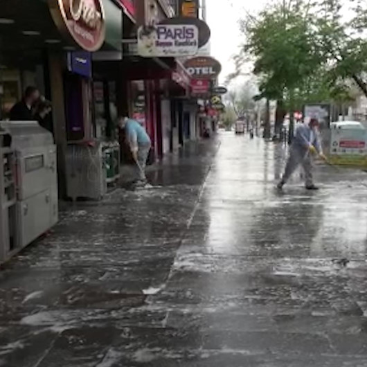 Yüksek vaka sayısına sahip illerden Erzincanda belediye ekipleri cadde ve sokakları dezenfekte etti