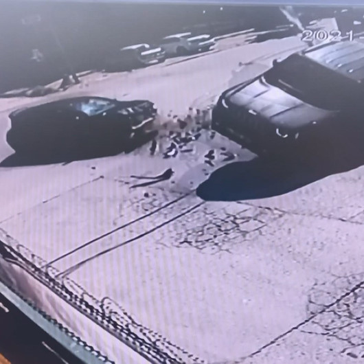 Büyükçekmecede otomobilin çarptığı cip devrildi