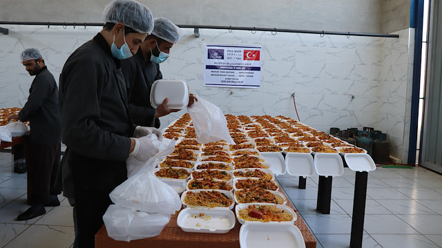 Suriye'nin İdlib bölgesindeki mülteci kamplarında ve Afrika'nın bazı bölgelerinde sıcak yemek dağıtımı gerçekleştirildi.