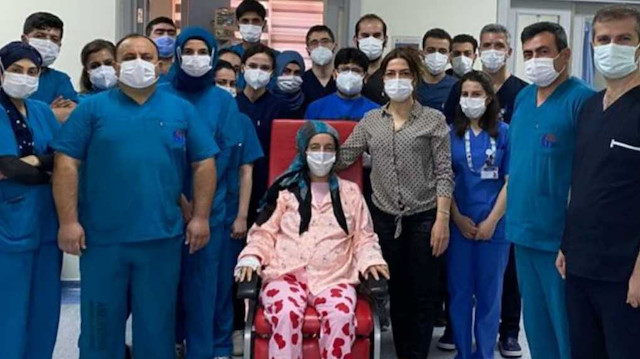 Fatma Yıldız taburcu olmadan önce sağlık personeliyle fotoğraf çekildi.
