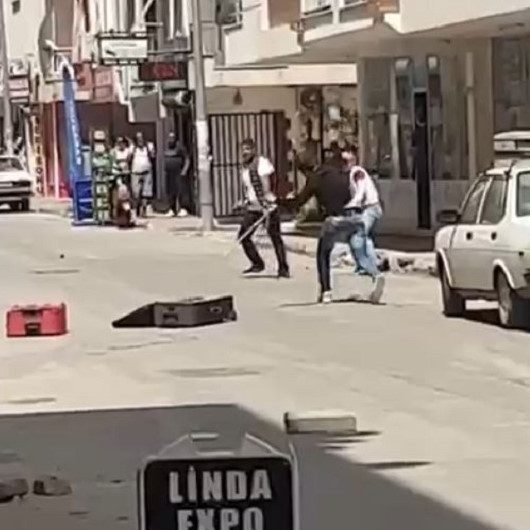 Antalyada sokak ortasında taşlı sopalı kavga kamerada