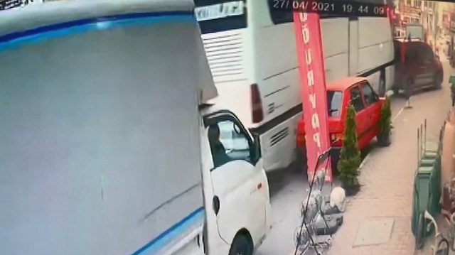 Esenyur'ta yolcu otobüsünün 5 araca çarpma anı kamerada