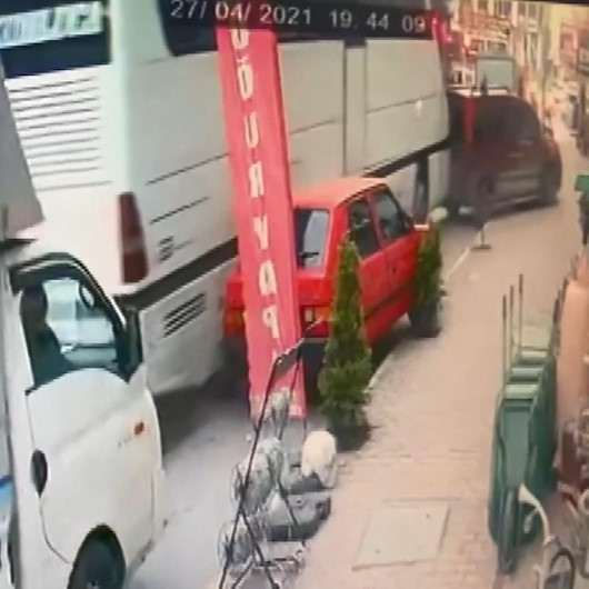 Esenyurta yolcu otobüsünün 5 araca çarpma anı kamerada