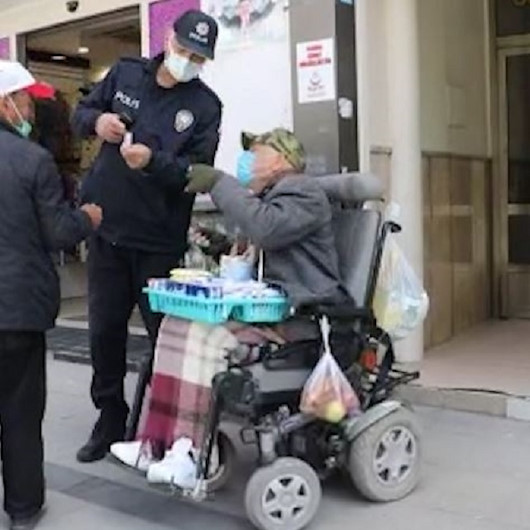 Aracının aküsü biten engelli satıcının yardımına polis ve belediye ekibi koştu
