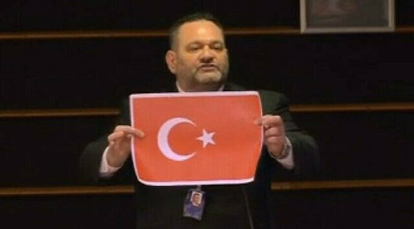 Irkçı Yunan vekil, Türk bayrağını yırtmıştı.