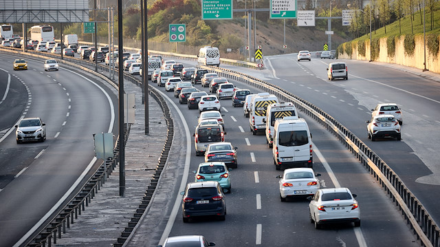 İstanbul'da, "tam kapanma" öncesinde şehir dışına çıkmak isteyenler nedeniyle trafik yoğunlaştı.