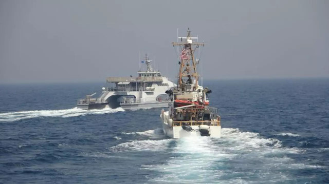 ​ABD Donanması, İran Devrim Muhafızlarına ait gemilere uyarı ateşi açtı.
