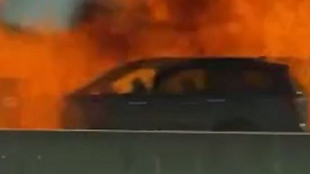ABD'de yanan otomobilin bomba gibi patlama anı kamerada