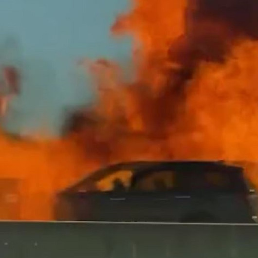 ABDde yanan otomobilin bomba gibi patlama anı kamerada