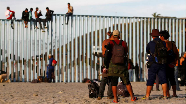 Orta Amerika ülkelerinden ABD'ye gitmek için yola çıkan 2 bin göçmenin Meksika'da kaybolduğu belirtildi.