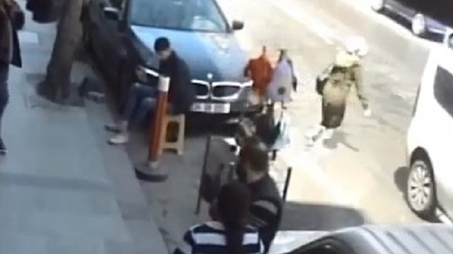 Sultangazi'de birden yola çıkan yayaya otomobil böyle çarptı