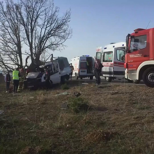 Kırıkkalede kontrolden çıkan kamyonet ağaca çarptı: 1 ölü, 1i bebek 2 yaralı