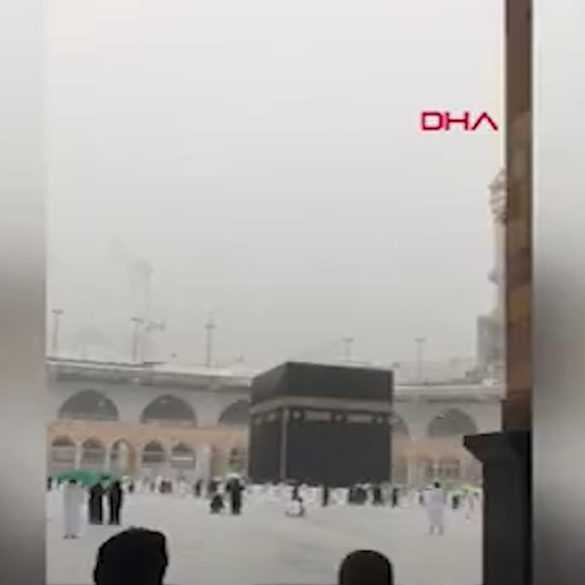 Kabeye ceviz büyüklüğünde dolu yağdı: Müslümanlar yağış anında tavafa devam etti