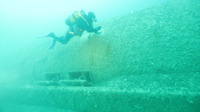 Kum zemin üzerinde bulunan denizaltı, dalgıçlar tarafından su altı kameraları ile görüntülendi.