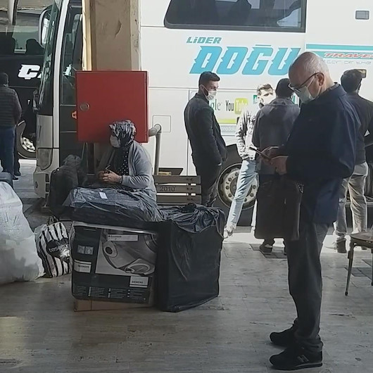 Tam kapanma öncesi şehir dışına çıkmak isteyenler otogarlarda yoğunluk oluşturdu