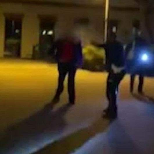 Polonyada polis üzerine kırık cam şişeyle yürüyen saldırgana böyle ateş etti