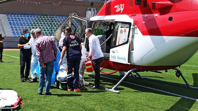 Düzce Üniversitesi’nde tedavi altına alınan hasta, durumu ciddileşince çağrılan ambulans helikopter ile Ankara Şehir Hastanesi’ne sevk edildi.