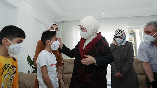 Emine Erdoğan, Ankara'da yaşamını sürdüren Suriyeli bir aileyi evinde ziyaret etti.