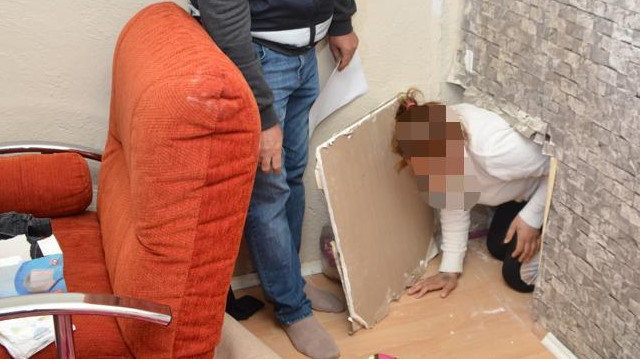 Kocaeli'de evin gizli bölmesinde saklanan 2 kadın, polisten kaçamadı.
