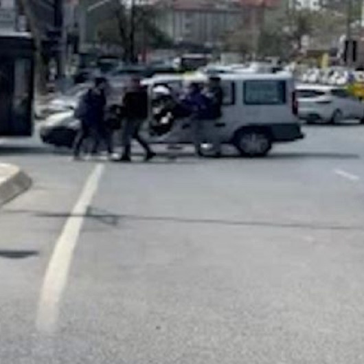 Çekmeköyde motokurye ile otomobil sürücüsünün tekmeli yumruklu kavgası kamerada
