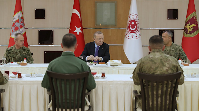 Cumhurbaşkanı Erdoğan askerlerle birlikte iftar yaptı