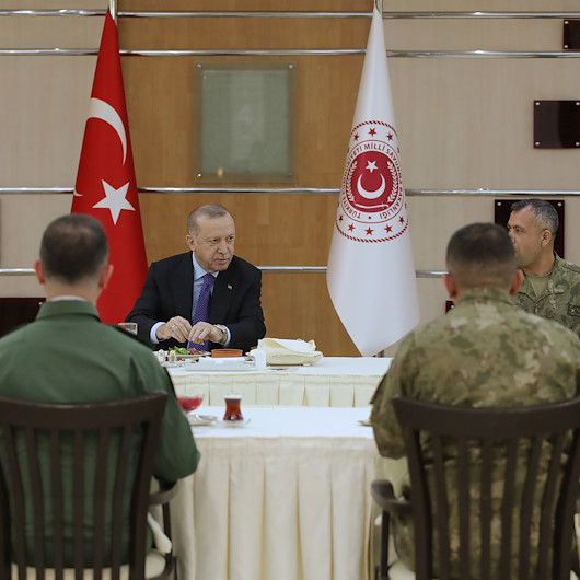 Cumhurbaşkanı Erdoğan askerlerle birlikte iftar yaptı