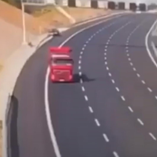 Kuzey Marmara Otoyolunda Kazakistan konsolosluğuna ait otomobilin kaza anı MOBESE kamerasına yansıdı