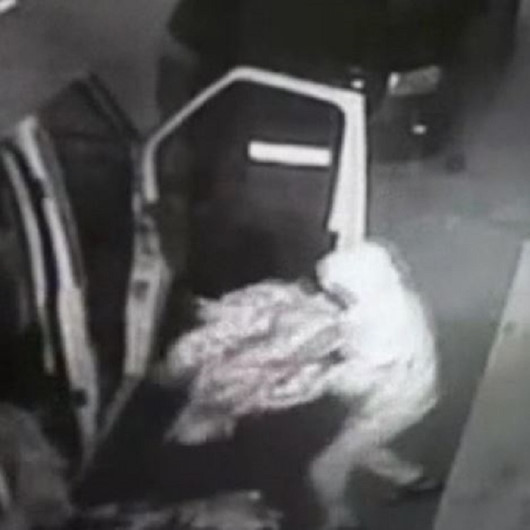 Esenyurtta levyeli hırsızlar kilidi kırıp 30 bin TL’lik kıyafet çaldı