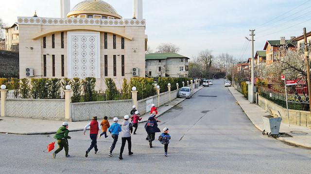 İmam Murat Çınar, camide özellikle çocuk ve gençlere yönelik faaliyet yürüttüklerini anlatıyor.