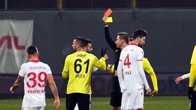 İstanbulsporlu futbolcular kırmızı kart sonrası hakem Turgut Doman'a tepki göstermişti. 