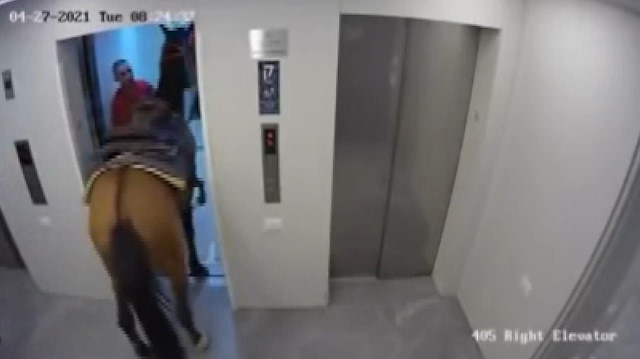 İsrail'de 2 kişi asansöre atla binmeye çalıştı